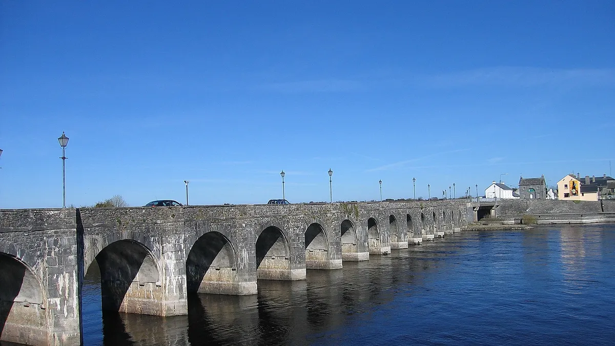 The R357 crossing the River Shannon at Shannonbridge