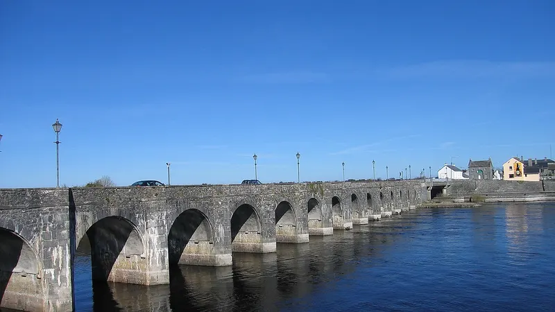 The R357 crossing the River Shannon at Shannonbridge