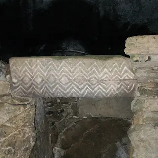 Nische mit Ritzverzierungen im Passage tomb von Fourknocks