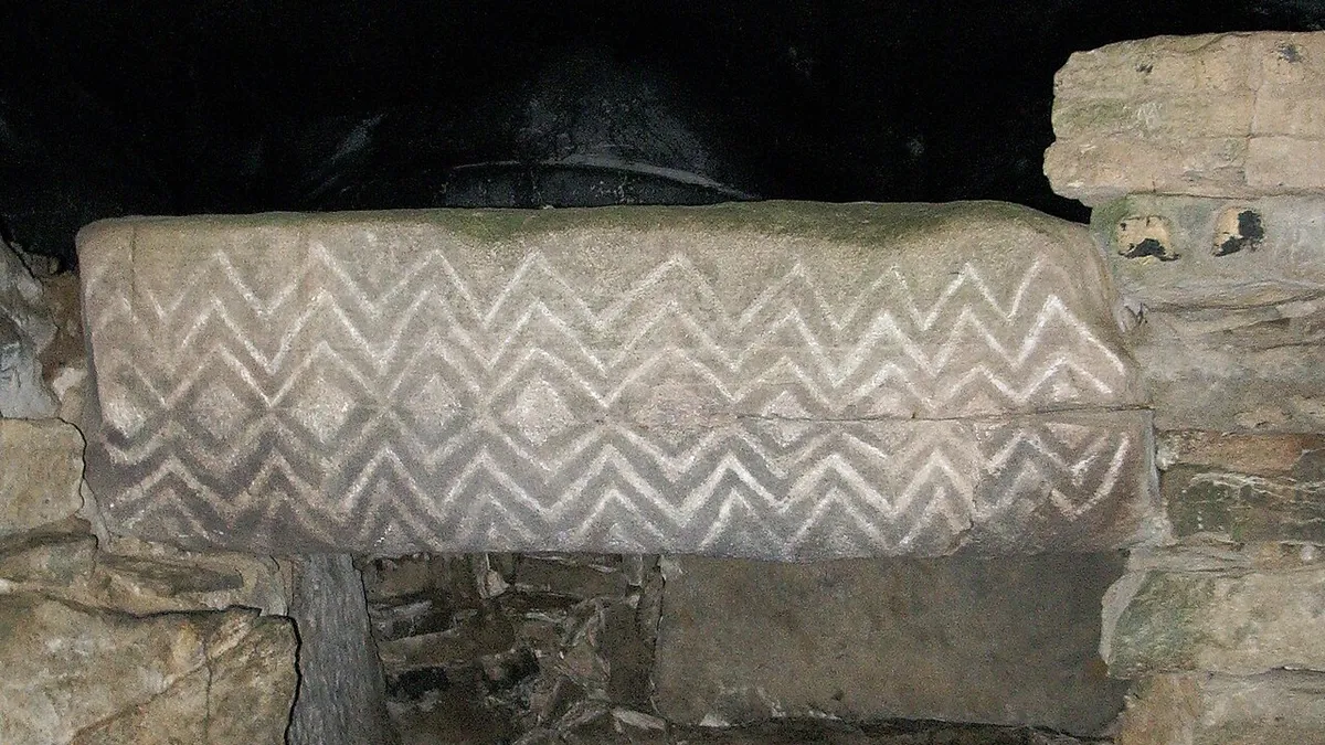 Nische mit Ritzverzierungen im Passage tomb von Fourknocks