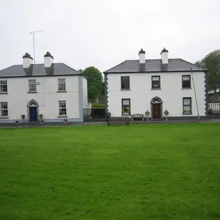 The green and the white houses around it at Tyrrellspass