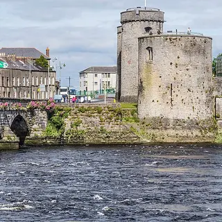 King John's Castle and the stone bridge over the Shannon in Limerick