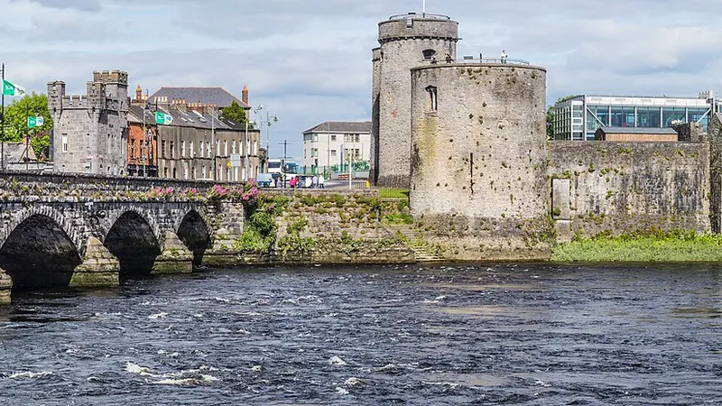 King John's Castle and the stone bridge over the Shannon in Limerick