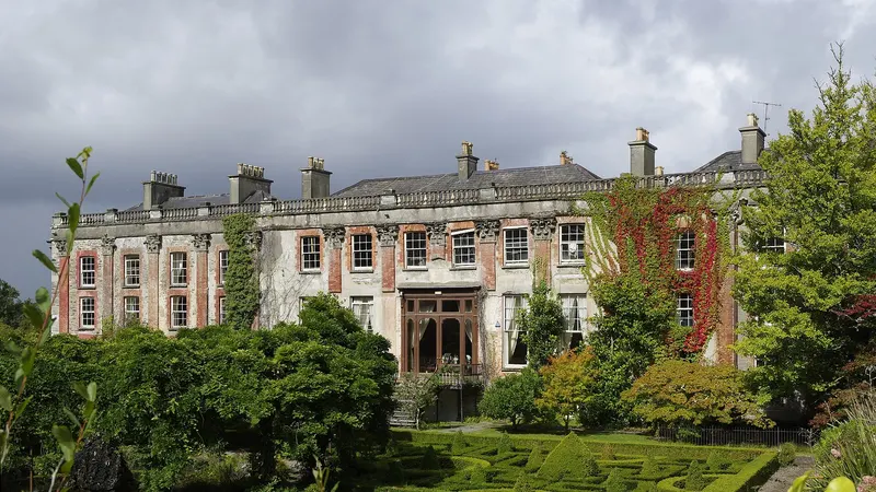 The long front of Bantry House behind its box hedge garden
