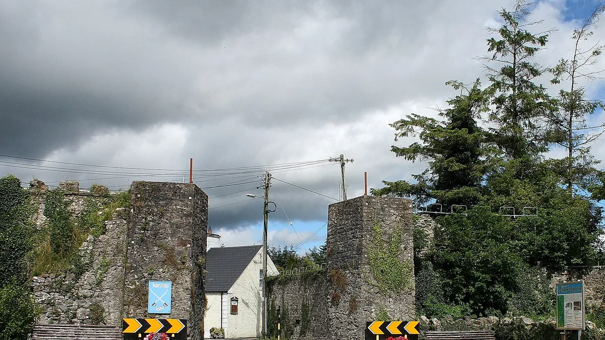 The headless "arch" in Jamestown, County Leitrim